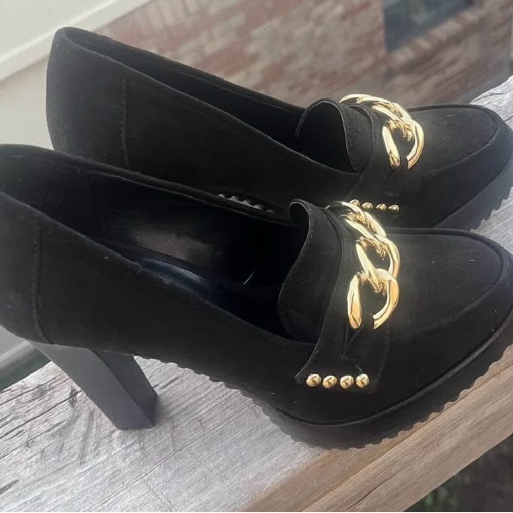 Elegant Black Heels with Gold Chain Detail-J Lo